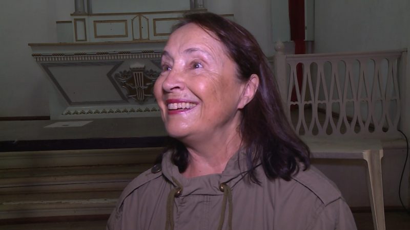 A arquiteta Mariela tamb&eacute;m lamenta a situa&ccedil;&atilde;o de abandono da primeira igreja edificada no Estado – Foto: Reprodu&ccedil;&atilde;o/NDTV
