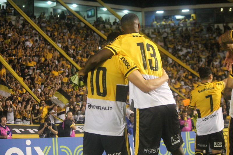 Marquinhos Gabriel comemora o gol da virada – Foto: Celso da Luz -nAssessoria de Imprensa