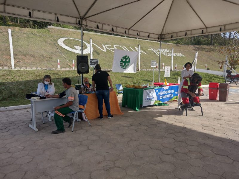 Motorista Maur&iacute;cio Rodrigues Lima recebe uma quick massage ap&oacute;s conferir suas condi&ccedil;&otilde;es de sa&uacute;de no CGR Bigua&ccedil;u – Foto: Divulga&ccedil;&atilde;o/ND