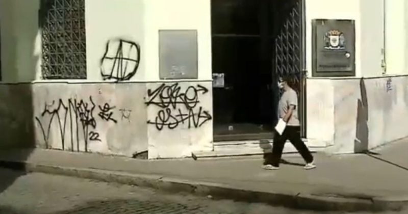 Memorial no Centro de Florian&oacute;polis amanhece pichado uma semana ap&oacute;s limpeza – Foto: Reprodu&ccedil;&atilde;o/NDTV RecordTV