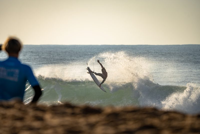 O surfista peruano Lucca Mesinas manobrando para eternizar essa foto nas ondas de Ballito na &Aacute;frica do Sul – Foto Alan van Gysen/World Surf League