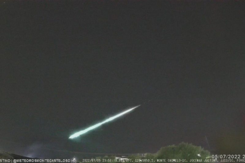 Meteoro verde riscou o c&eacute;u e iluminou noite em SC – Foto: Reprodu&ccedil;&atilde;o/Jocimar Justino/ND