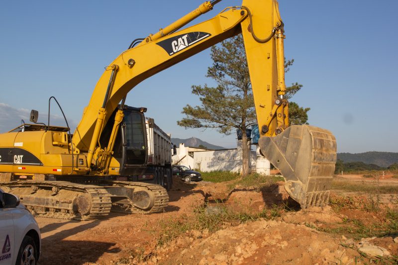 Máquina trabalha em terreno em São José