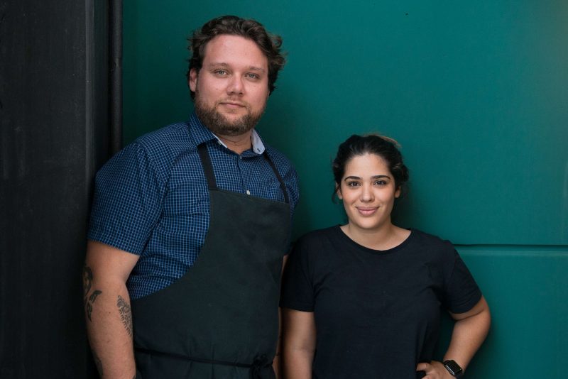 Michael Willian e Mayara Packer, propriet&aacute;rios do Balako Bar – Foto: Miguel Rosa/Divulga&ccedil;&atilde;o/ND