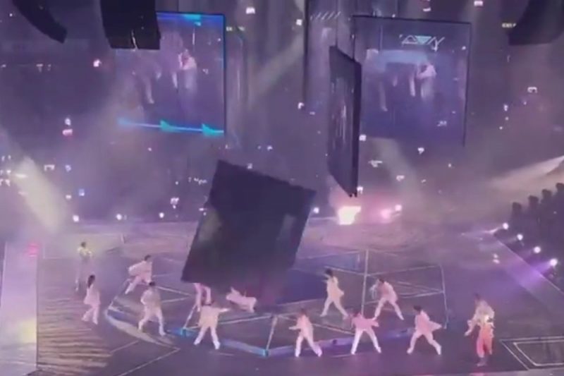 Tel&atilde;o despencou do teto e atingiu dan&ccedil;arinos – Foto: Reprodu&ccedil;&atilde;o/Internet