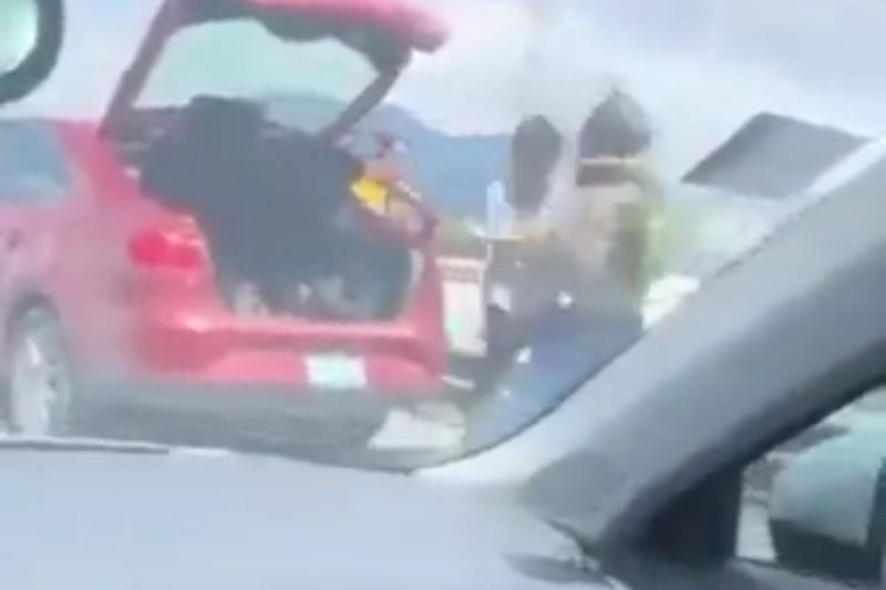 Motociclista foi empurrado de viaduto durante briga – Foto: Reprodu&ccedil;&atilde;o/Internet