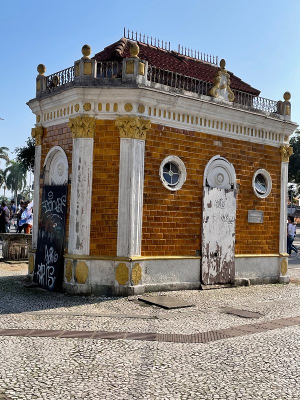 Dois pedidos de madeiras velhas de madeira nas portas e janelas – Foto: Moacir Pereira