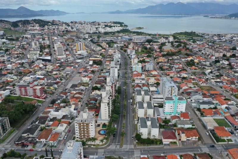 Avenida Vereador Nagib Jabor, em Capoeiras, ter&aacute; a primeira ciclovia central do Continente&nbsp; – Foto: PMF/Divulga&ccedil;&atilde;o/ND