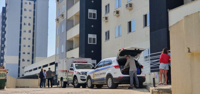 M&atilde;e e beb&ecirc; de tr&ecirc;s meses s&atilde;o encontrados mortos dentro de apartamento em Blumenau – Foto: Franciele Cardoso/NDTV