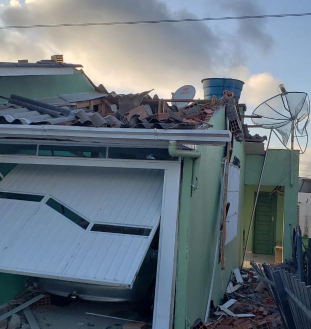 A parede tinha cerca de 12 metros e caiu durante um vendaval. – Foto: Internet/Reprodu&ccedil;&atilde;o/ND
