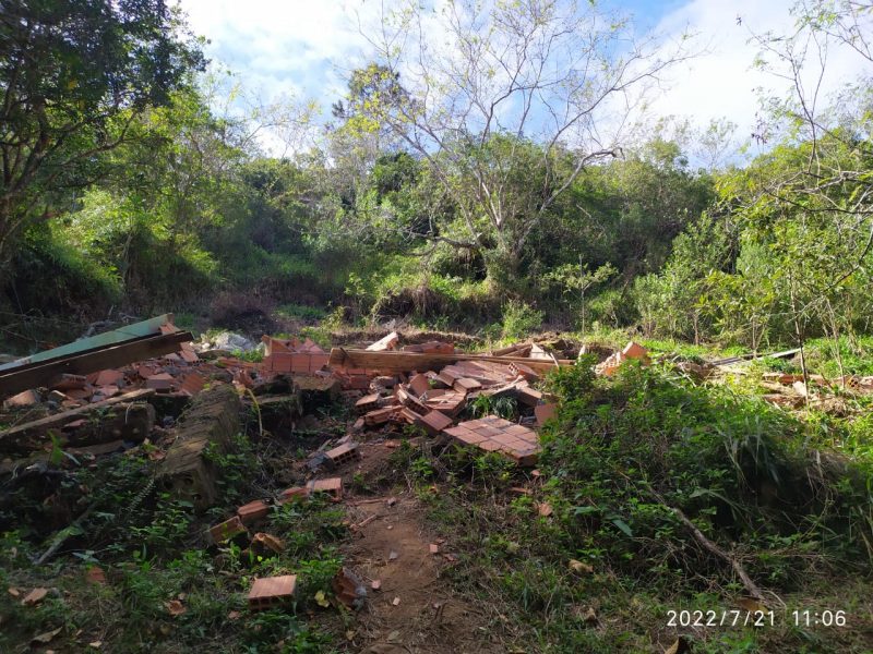 Dois homens fugiram quando perceberam as equipes de fiscaliza&ccedil;&atilde;o – Foto: Divulga&ccedil;&atilde;o/PMF/ND