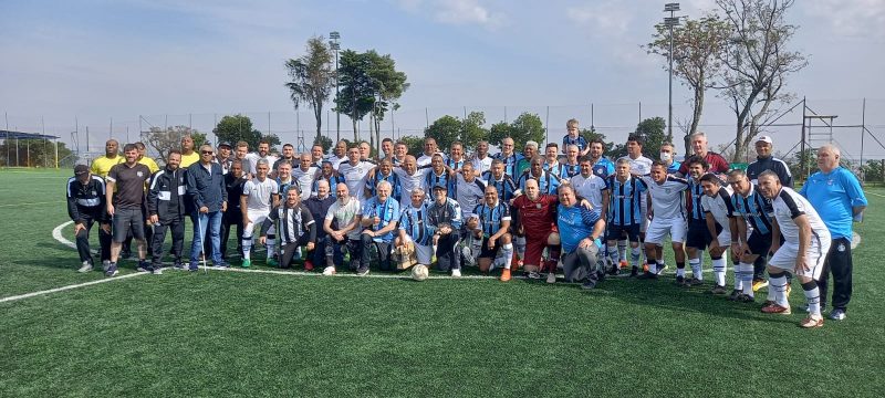 Foto hist&oacute;rica entre os Masters do Figueirense e o Gr&ecirc;mio no CT Cristal, em Porto Alegre – Foto: Master FFC/divulga&ccedil;&atilde;o/ND