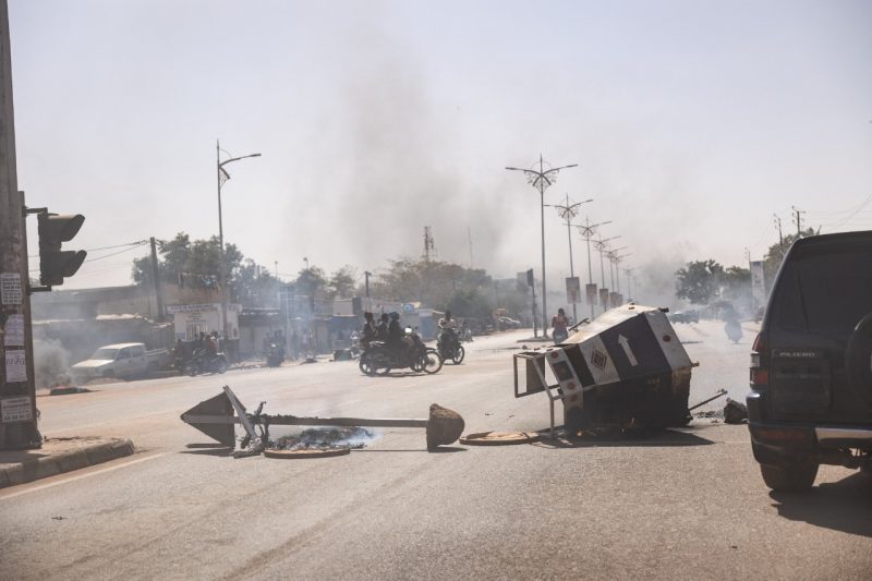 Barricadas durante manifesta&ccedil;&otilde;es na cidade de Uagadugu em janeiro – Foto: Olympia de Maismont/AFP/ND