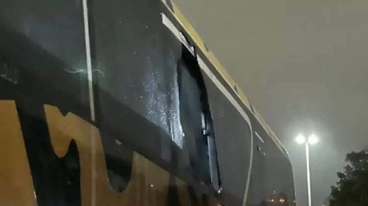 &Ocirc;nibus da delega&ccedil;&atilde;o do Atl&eacute;tico-MG foi apedrejado no caminho ao Maracan&atilde; – Foto: Divulga&ccedil;&atilde;o/Atl&eacute;tico-MG