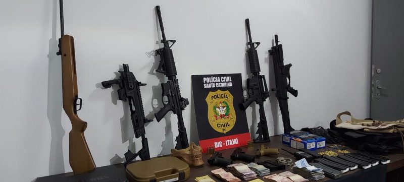 Opera&ccedil;&atilde;o &eacute; resultado da investiga&ccedil;&atilde;o de um grupo respons&aacute;vel por assaltos a dois bancos de Itaja&iacute; – Foto: Paulo Metling/ND