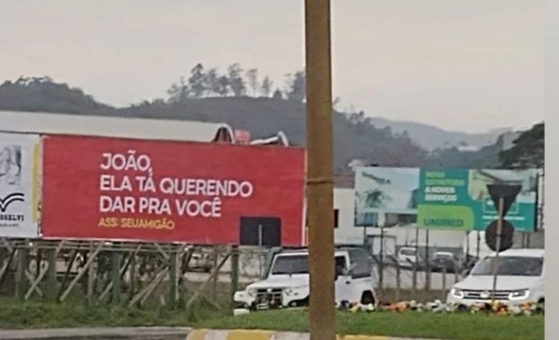 Novo outdoor com frase inusitada apareceu em Brusque. – Foto: Divulga&ccedil;&atilde;o/ ND