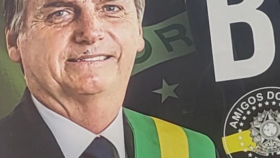 Detalhe chama atenção em outdoor de homenagem a Bolsonaro em SC; entenda o que é