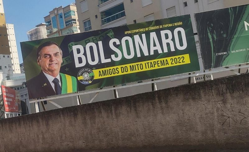 Supporters erected a billboard honoring President Jair Bolsonaro – Photo: Reproduction/Internet