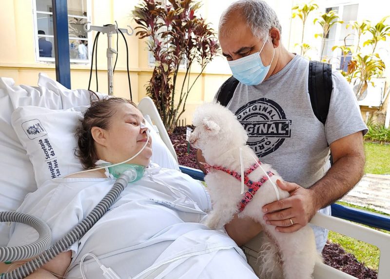 Mulher internada em hospital recebe visita de cão de estimação