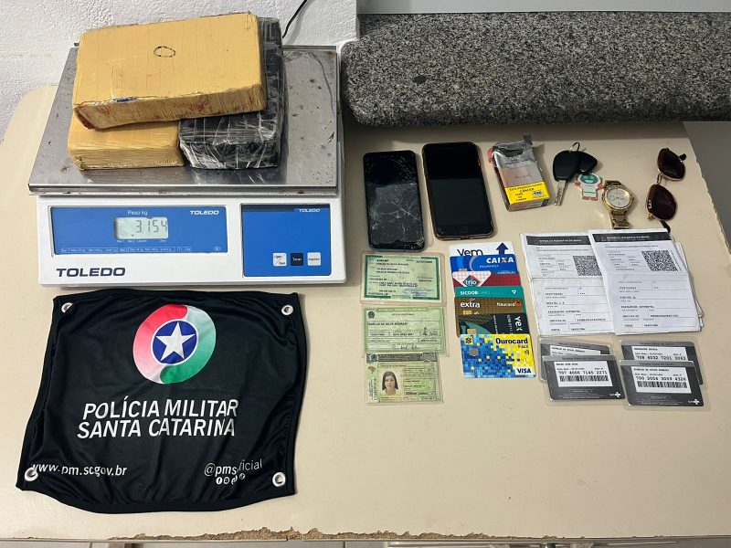 Droga e celulares foram apreendidos ap&oacute;s abordagem – Foto: Pol&iacute;cia Militar/Divulga&ccedil;&atilde;o/ND