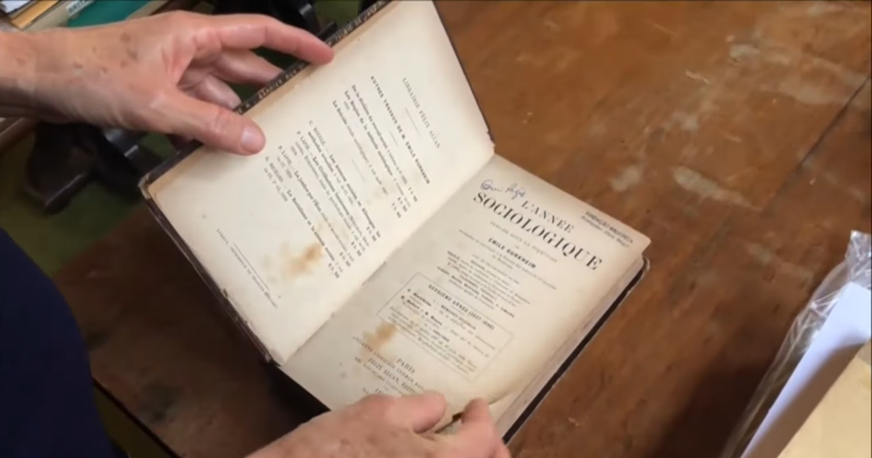 Livros antigos do s&eacute;culo XIX fazem parte do acervo que o professor acumulou ao longo de toda a vida – Foto: P&acirc;mela Schreiner/TJ UFSC/Divulga&ccedil;&atilde;o/ND