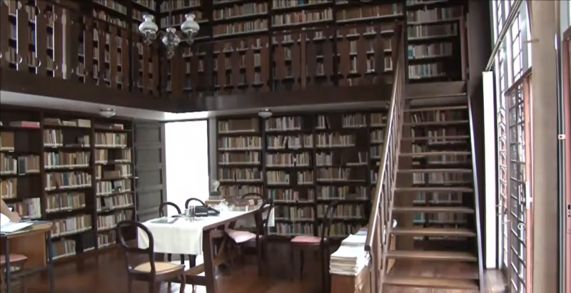 S&atilde;o dois andares de estantes, recheadas com cerca de 15 mil livros dos mais diversos g&ecirc;neros – Foto: P&acirc;mela Schreiner/TJ UFSC/Divulga&ccedil;&atilde;o/ND