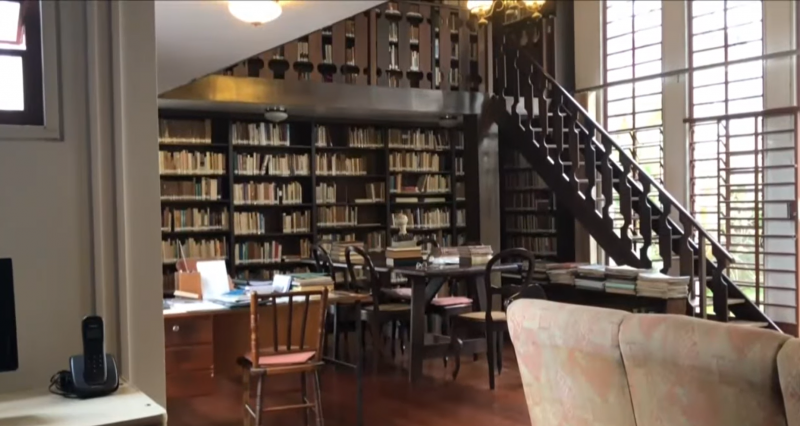 O espa&ccedil;o conta com sof&aacute;s para que os leitores possam ler ali mesmo, em meio aos livros – Foto: P&acirc;mela Schreiner/TJ UFSC/Divulga&ccedil;&atilde;o/ND