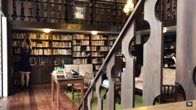 Um ref&uacute;gio no meio da Avenida Mauro Ramos, a biblioteca particular parece cen&aacute;rio de filme – Foto: P&acirc;mela Schreiner/TJ UFSC/Divulga&ccedil;&atilde;o/ND