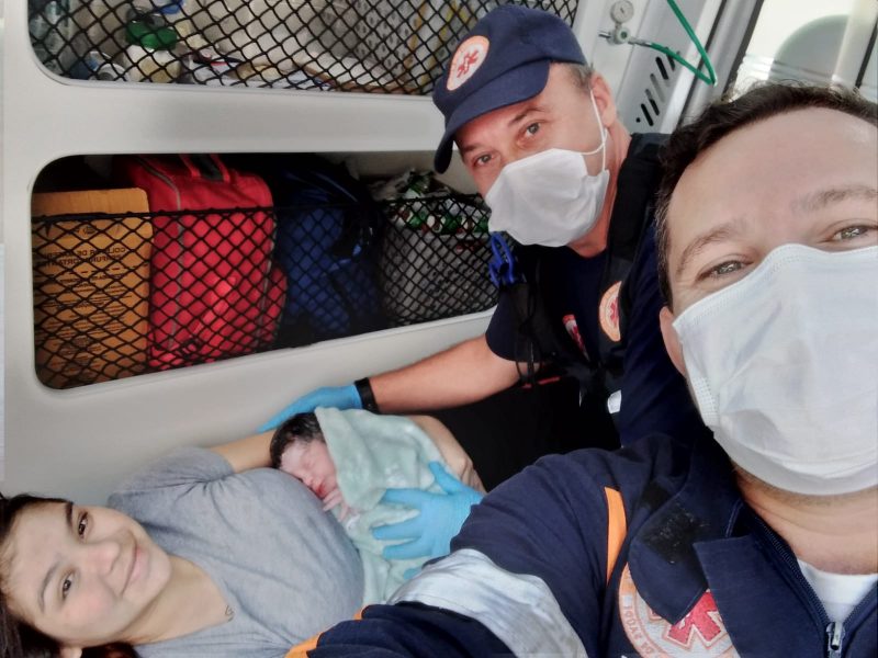 Equipe do Samu foi chamada para auxiliar em um parto. – Foto: Divulga&ccedil;&atilde;o/ Corpo de Bombeiros Militares de Brusque/ ND