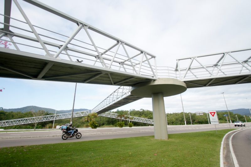 Estrutura tamb&eacute;m carece dos tamp&otilde;es nos cruzamentos das rampas – Foto: Leo Munhoz/ND