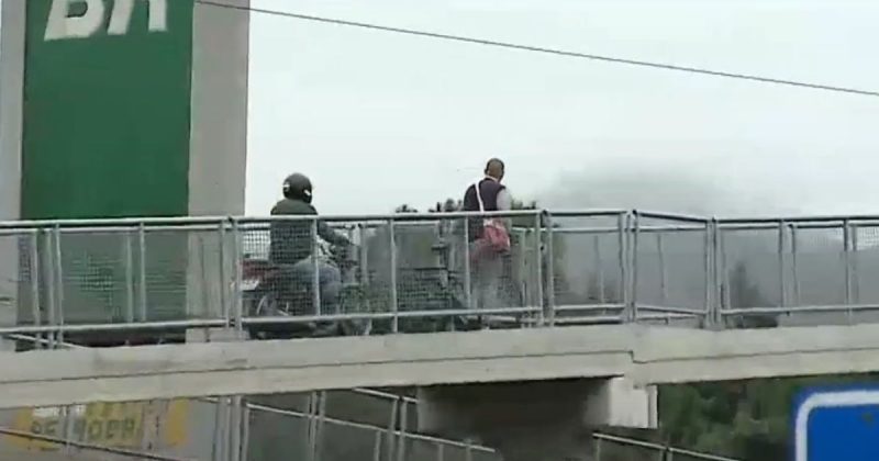 Motociclistas usam passarela como retorno na SC-401 em Florian&oacute;polis – Foto: Reprodu&ccedil;&atilde;o/NDTV RecordTV