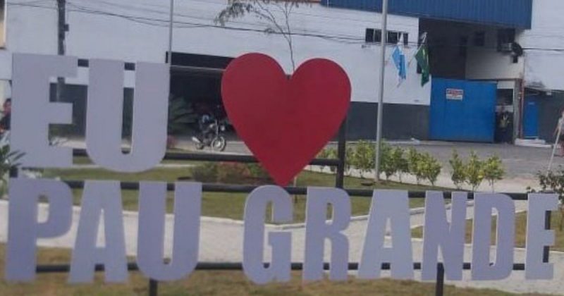Eu Amo Pau Grande: Placa inusitada na terra de Garrincha vira meme – Foto: Reprodu&ccedil;&atilde;o