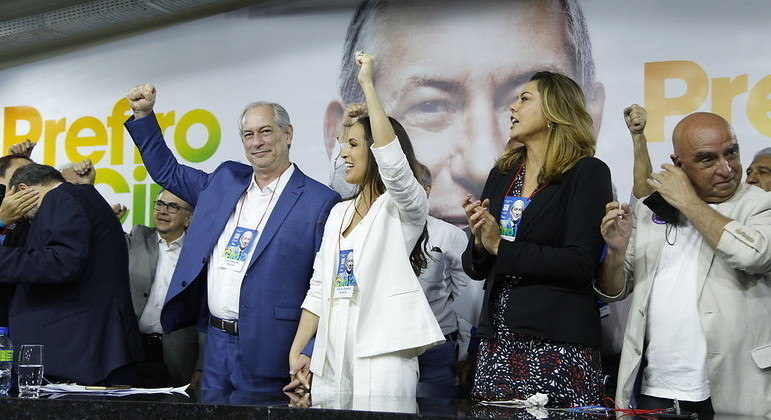 Ciro Gomes e a sua companheira Gisele Bezerra no evento de pr&eacute;-candidatura – Foto: PDT/Divulga&ccedil;&atilde;o/ND