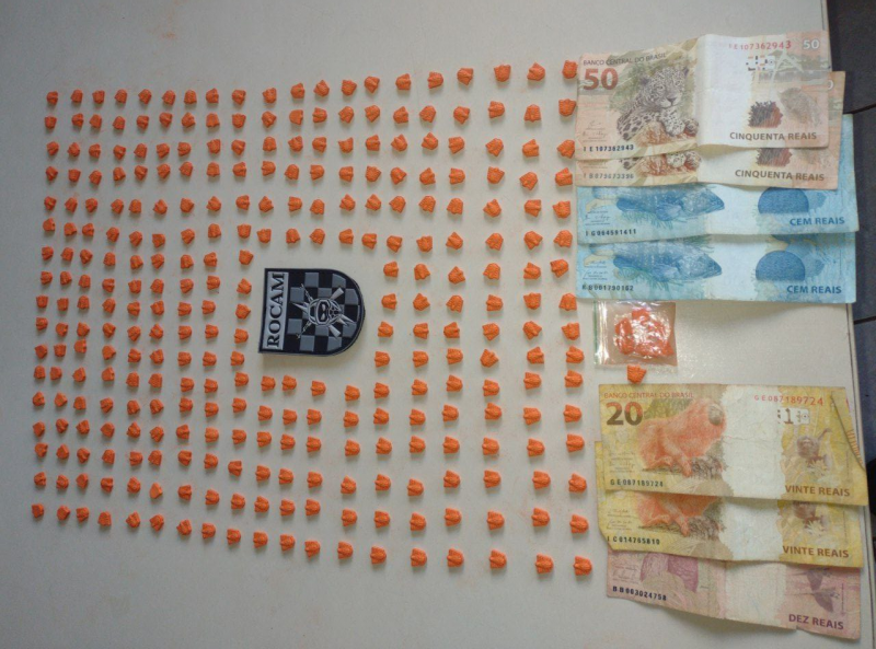 comprimidos de Ecstasy e dinheiro 