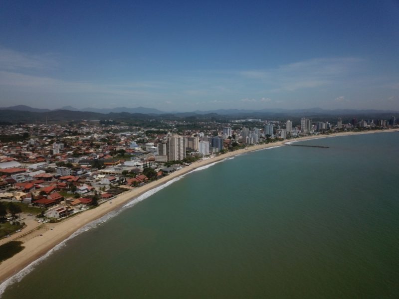 Com os molhes, nova obra de alargamento da praia de Balneário Piçarras deve segurar avanço do mar