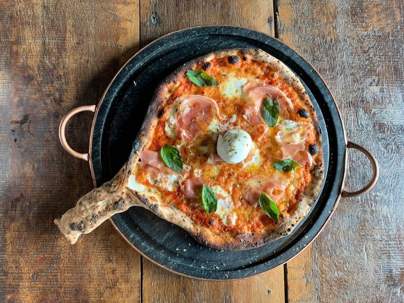 Pizza Instituto Guga Kuerten tem formato de raquete de t&ecirc;nis – Foto: Divulga&ccedil;&atilde;o/ND