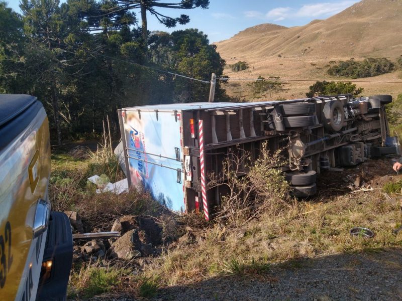 Caminh&atilde;o tombou e saiu da pista no acidente &mdash; Foto: PMR/Divulga&ccedil;&atilde;o/ND