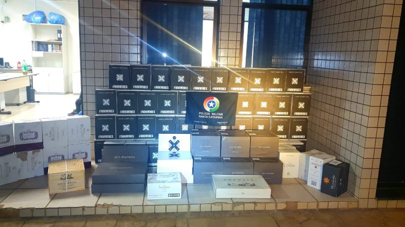 O homem estava com mais de 500 garrafas de vinho no carro. – Foto: Pol&iacute;cia Militar/ND
