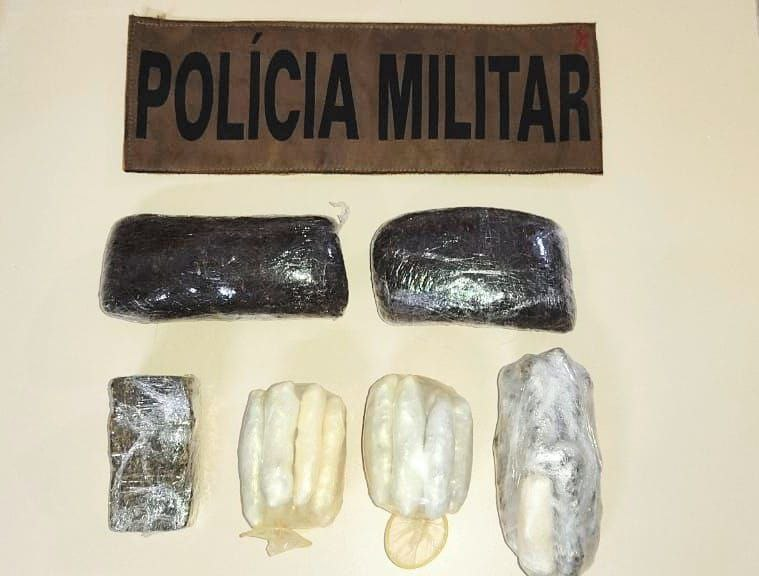 Foram encontrados pacotes de maconha, buchas de coca&iacute;na e fumo com as mulheres. – Foto: Pol&iacute;cia Militar/ND