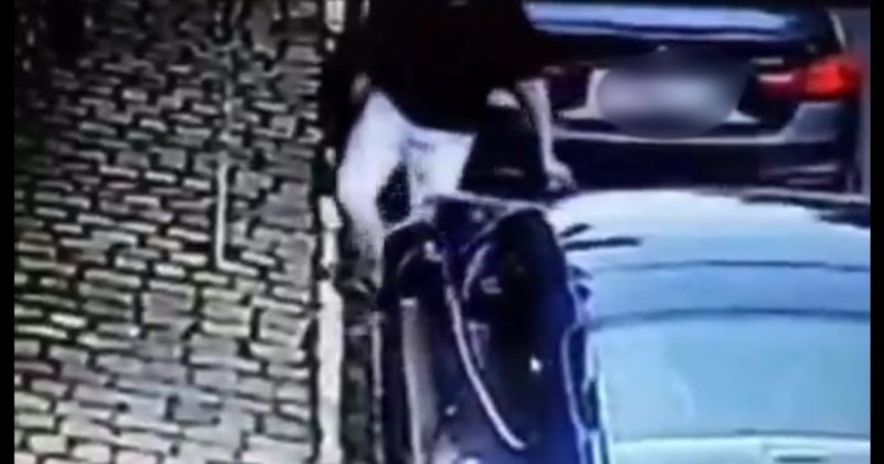 V&iacute;deo de c&acirc;meras de seguran&ccedil;a flagrou o momento em que homem risca o cap&ocirc; do carro estacionado na Praia dos Amores – Foto: Reprodu&ccedil;&atilde;o/Internet/ND