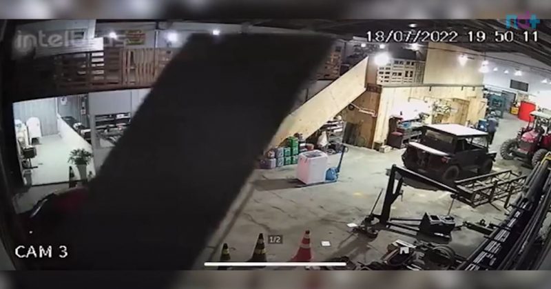 Port&atilde;o de empresa cai em cima de funcion&aacute;ria em Rio do Sul; imagens assustam – Foto: Reprodu&ccedil;&atilde;o