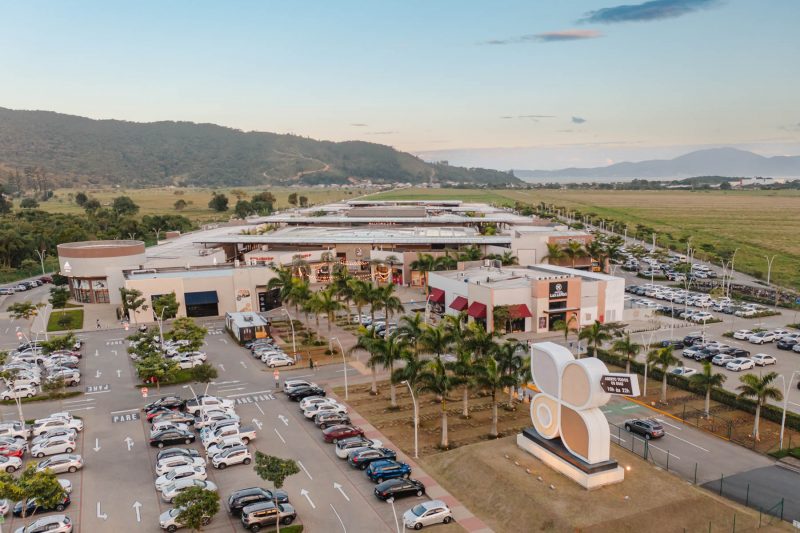 Outro Shopping do grupo, fica &agrave;s margens da BR-101 em Porto Belo &mdash; Foto: Jos&eacute; Somensi Divulga&ccedil;&atilde;o/ND