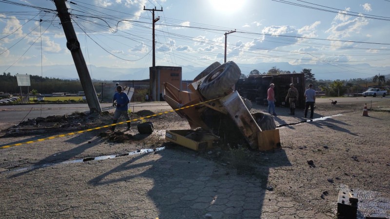 Caminh&atilde;o carregando m&aacute;quina pesada perde os freios, capota e derruba poste em Sider&oacute;polis. – Foto: Divulga&ccedil;&atilde;o