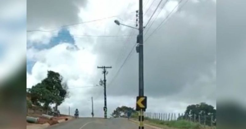 Postes no meio da rodovia viraram motivo de deboche na internet – Foto: Reprodu&ccedil;&atilde;o