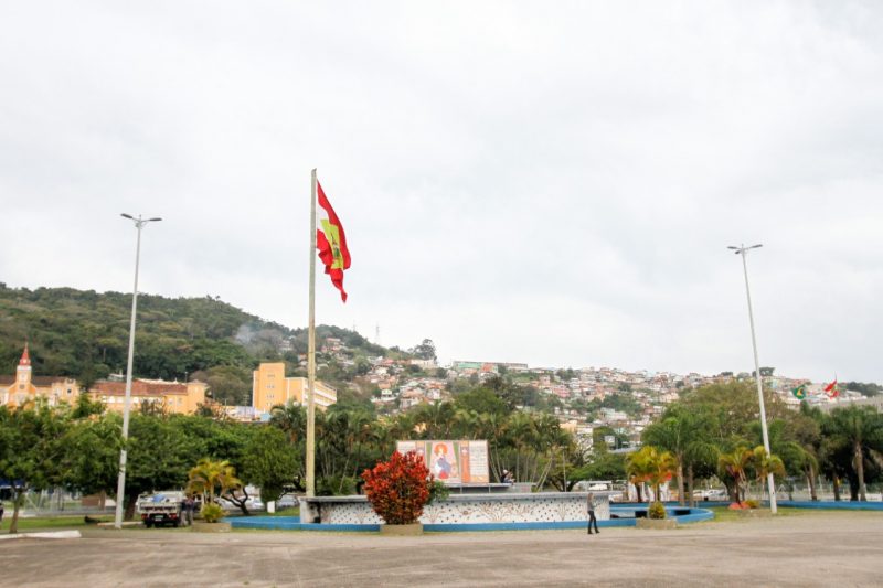 Pra&ccedil;a Tancredo Neves &eacute; conhecida popularmente como Pra&ccedil;a dos Tr&ecirc;s Poderes e fica localizada no Centro – Foto: Leo Munhoz/ND