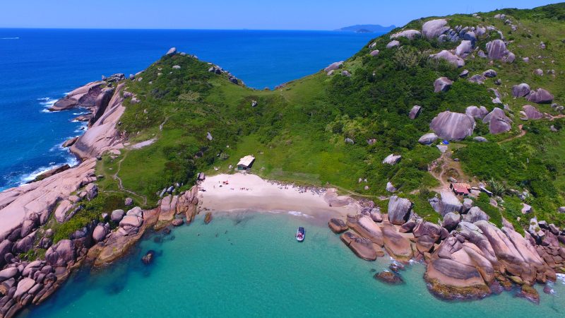 Na imagem aparece a vista de cima da Praia do Gravatá, como sugestão de trilhas em Florianópolis para se fazer