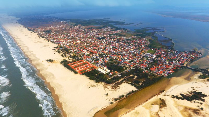 Imagem aérea da Praia do Camacho, uma das praias em sc