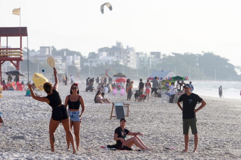 Areia da praia de Canasvieiras reuniu um bom p&uacute;blico – Foto: Leo Munhoz/ND