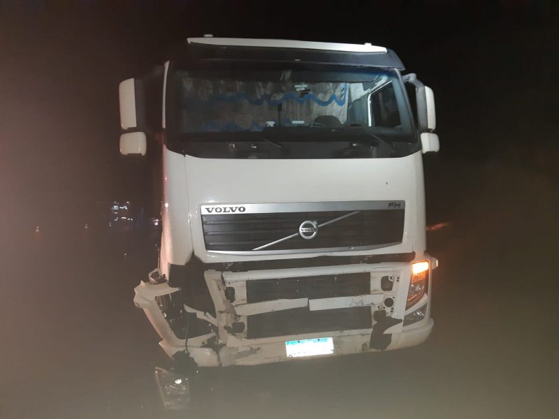 Caminhão batido após acidente na BR-282