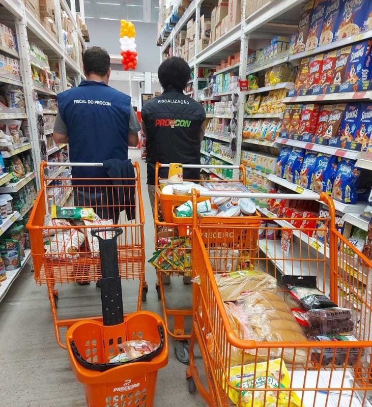 Procon de Gaspar apreende produtos vencidos em supermercados – Foto: Divulga&ccedil;&atilde;o/Prefeitura de Gaspar/ND